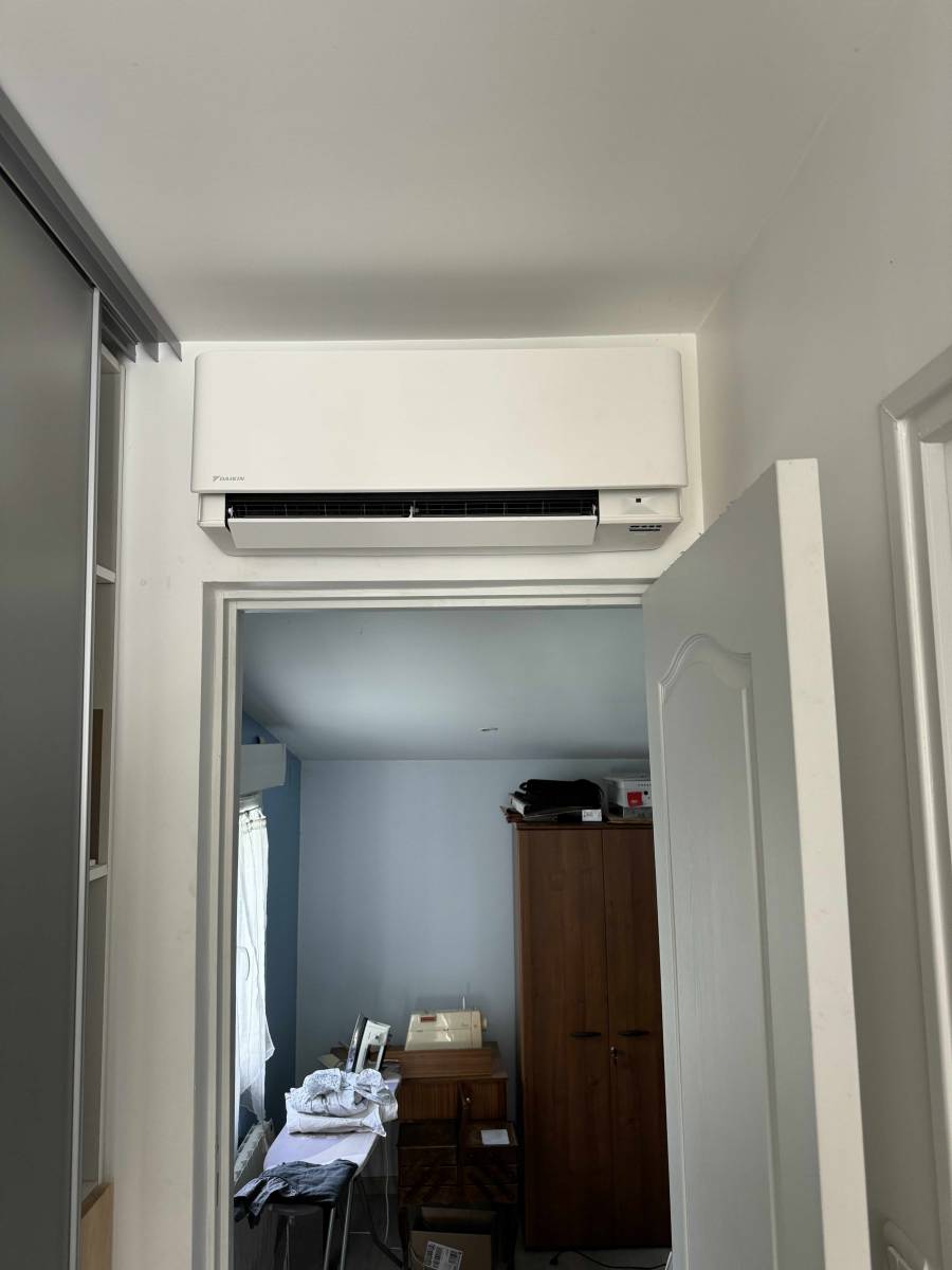 Artisan pose climatisation Biganos - Le Teich en Gironde  : installer une climatisation murale design et ultra silencieuse