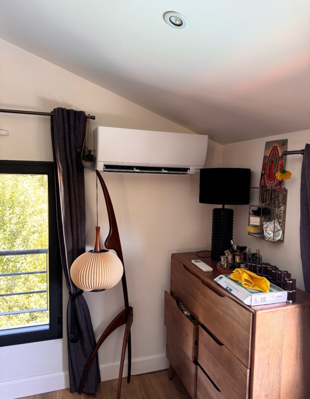 Installation d’un split mural réversible dans un salon très vitré exposé plein sud pour un confort thermique optimal toute l’année