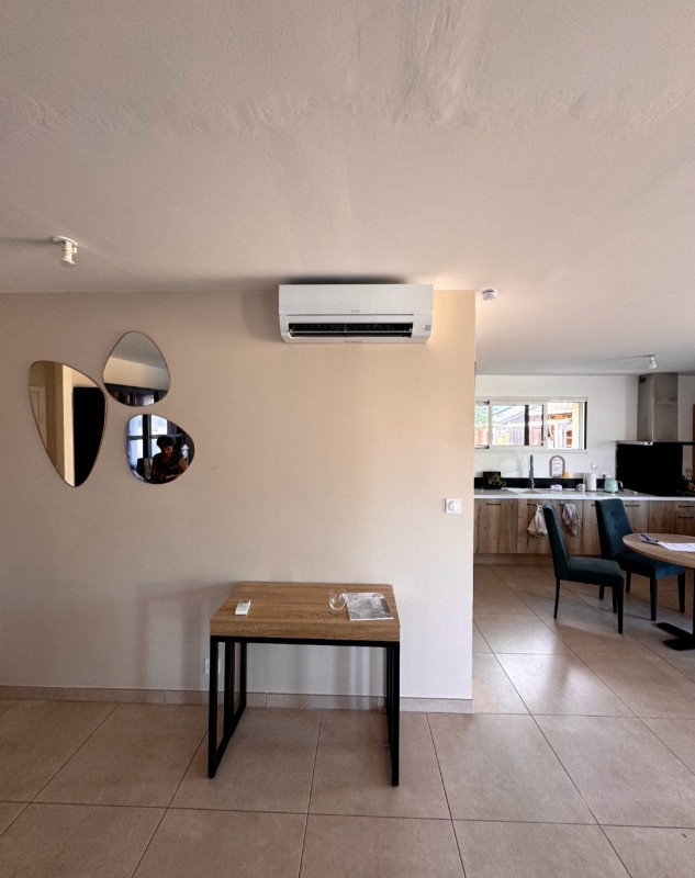 Artisan spécialisé en pose de climatisation murale design, performante et ultra silencieuse pour un confort optimal dans votre maison ou bureau sur Andernos