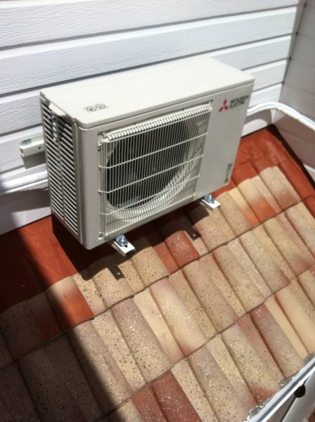 groupe extérieur clim mitsubishi toiture