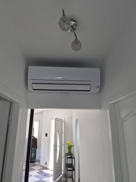 Installation climatisation Mitsubishi Mono HR25 à Gujan avec split couloir et groupe extérieur sur équerres discret design