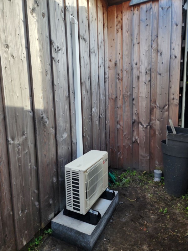 Pose d'une pompe à chaleur air-air type split dans une maison récente et bien isolée à Biganos sur le bassin d'Arcachon