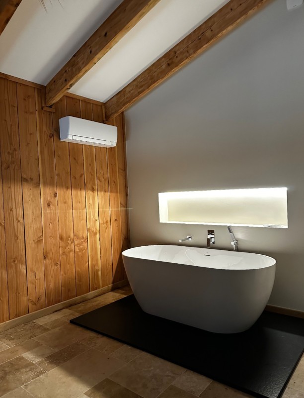 Installation d’une climatisation split dans une chambre avec salle de bain au Cap Ferret