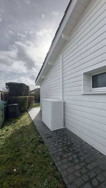 Installation climatisation avec cache groupe extérieur esthétique et performant par ClimEco pour maison moderne élégante à Gujan