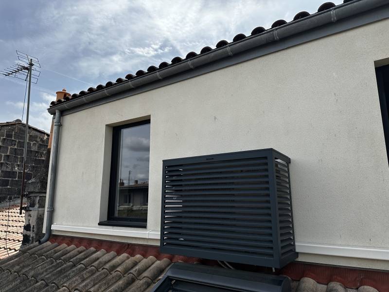 Groupe extérieur Mitsubishi avec son cache groupe