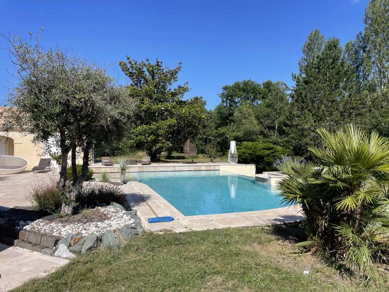 Pompe à chaleur piscine Teddington Cestas vue terrasse et jardin