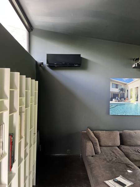 climatisation réversible mitsubishi design noir Camblanes et Meyrac Bordeaux face