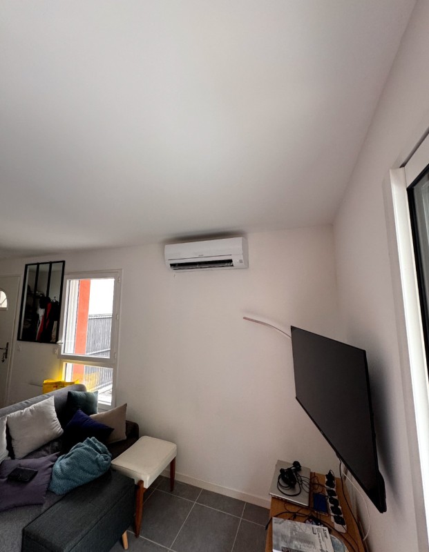 Chauffagiste expert en installation et entretien de pompes à chaleur air/air Mitsubishi pour un confort durable sur le Bassin d’Arcachon