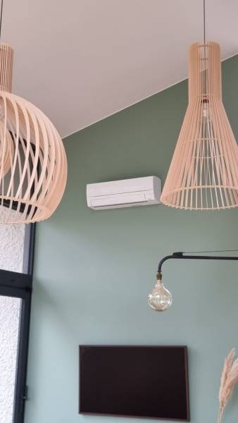 split mitsubishi hyper heating dans un salon d'une maison en rénovation sur Mérignac près de bordeaux 